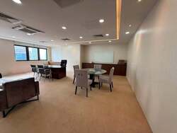Palais Renaissance (D9), Office #632373441